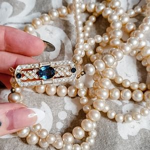 Long collier de fausses perles avec breloque